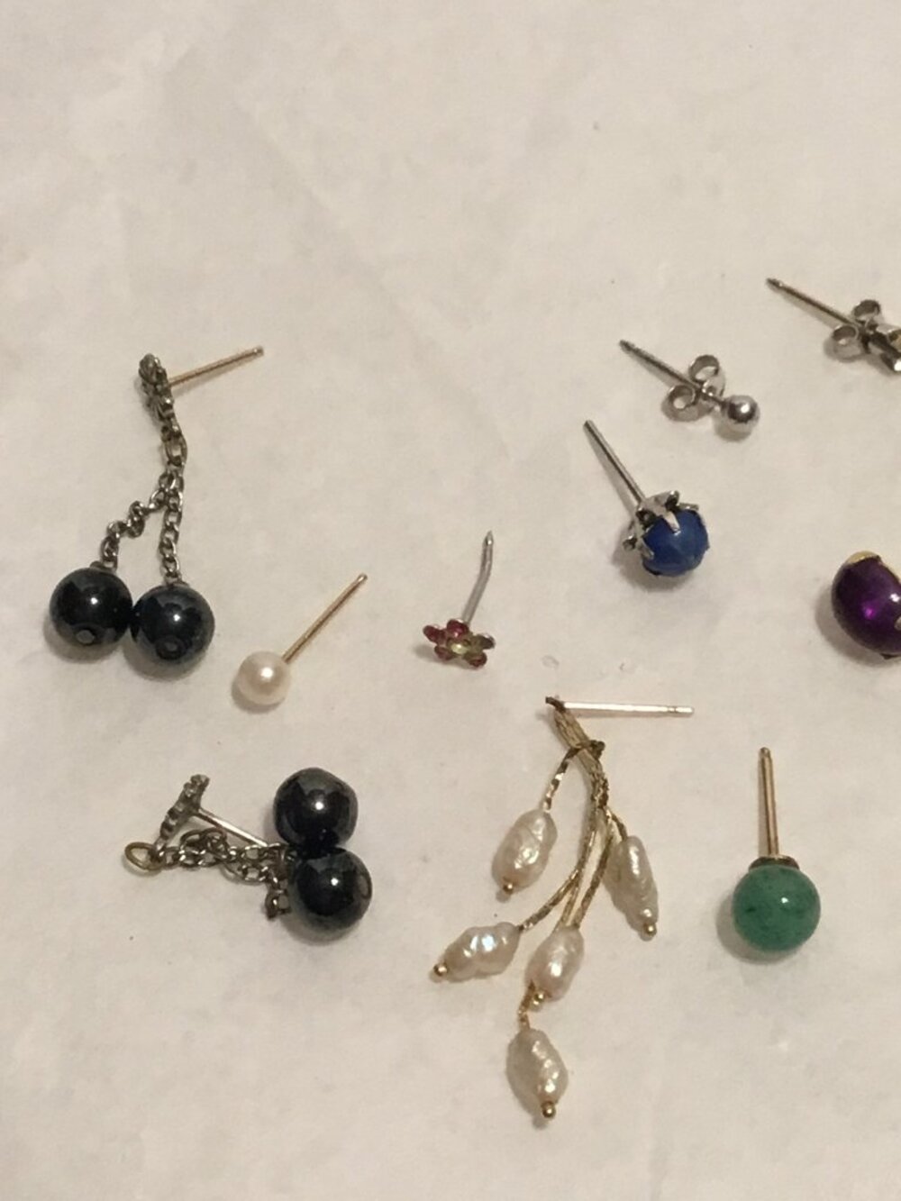 Lot of 14 lovely 14k gold earrings - mostly single stud earrings - Picture 2 of 16